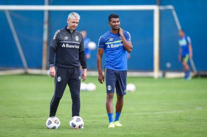 O técnico do Grêmio, Tiago Nunes, e o volante Thiago Santos durante o treino desta terça-feira (11/5) no CT Luiz Carvalho.<!-- NICAID(14780299) -->