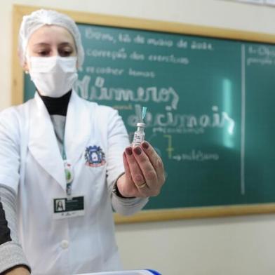 CAMPO BOM,RS,BRASIL.Vacinação de professores,cozinheiras e profissionais da limpeza,da Escola Otacilio Ermindo Fauth.(RONALDO BERNARDI/AGENCIA RBS).<!-- NICAID(14780813) -->