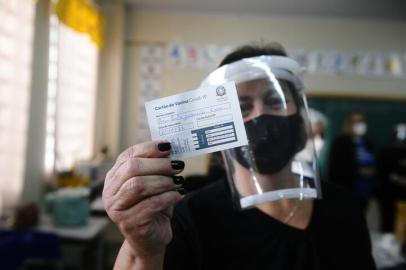 CAMPO BOM,RS,BRASIL.Vacinação de professores,cozinheiras e profissionais da limpeza,da Escola Otacilio Ermindo Fauth.(RONALDO BERNARDI/AGENCIA RBS).<!-- NICAID(14780812) -->