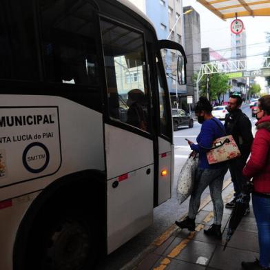 CAXIAS DO SUL, RS, BRASIL, 11/05/2021. Visate vai assumir o serviço de transporte intramunicipal em Caxias do SulCase: Cladecir Kich, 47 anos, motorista da Expresso Santa Lúcia, que faz as linhas de Santa Lúcia do Piaí e de Fazenda Souza. (Porthus Junior/Agência RBS)<!-- NICAID(14780388) -->