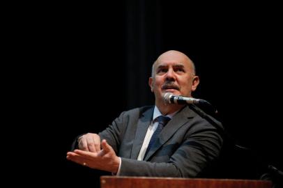 PORTO ALEGRE, RS, BRASIL - 12.05.2021 - Ministro da educação, Milton Ribeiro recebe medalha da 55a Legislatura da Assembleia Legislativa. (Foto: Anselmo Cunha/Agencia RBS)<!-- NICAID(14781728) -->