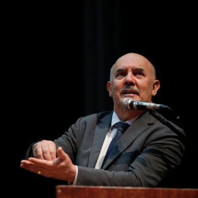 PORTO ALEGRE, RS, BRASIL - 12.05.2021 - Ministro da educação, Milton Ribeiro recebe medalha da 55a Legislatura da Assembleia Legislativa. (Foto: Anselmo Cunha/Agencia RBS)<!-- NICAID(14781728) -->