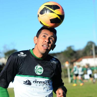 Caxias do Sul - RS - Brasil. 17/07/2013.Jogador do Juventude, Chicão é volante.Foto (Daniela Xu/Agência RBS).<!-- NICAID(9585024) -->