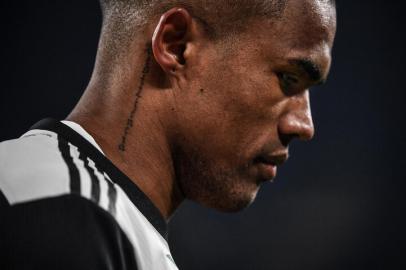 Juventus Brazilian forward Douglas Costa looks on during the Italian Cup (Coppa Italia) round of 8 football match Juventus vs AS Roma on January 22, 2020 at the Juventus stadium in Turin. - The tattoo on his neck reads Resilience in Portuguese. (Photo by Marco Bertorello / AFP)Editoria: SPOLocal: TurinIndexador: MARCO BERTORELLOSecao: soccerFonte: AFPFotógrafo: STF<!-- NICAID(14768095) -->