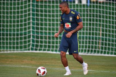 Brazils forward Douglas Costa takes part in a training session at the Yug Sport Stadium in Sochi, on July 3, 2018, ahead of the Russia 2018 World Cup quarter-final football match between Brazil and Belgium on July 6. / AFP PHOTO / NELSON ALMEIDA<!-- NICAID(13630844) -->