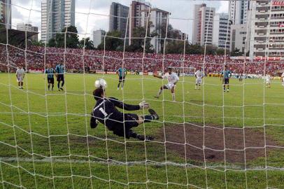 galatto defende o pênalti na batalha dos aflitos - grêmio x náutico - série b 2005 - 27/09/2007 