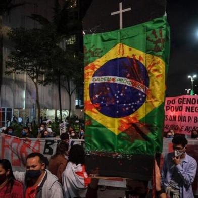 People take part in a protest during the National Day Against Racism conmemorating the 133rd anniversary of the Slavery abolition in Brazil at Paulista Avenue in Sao Paulo, Brazil on May 13, 2021. (Photo by NELSON ALMEIDA / AFP)<!-- NICAID(14783067) -->