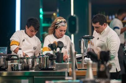 Rafa Costa e Silva orienta os chefs Danilo Takigawa e Leninha Camargo durante a prova em equipes ¿ Foto: Artur Meninea/Gshow<!-- NICAID(14783109) -->