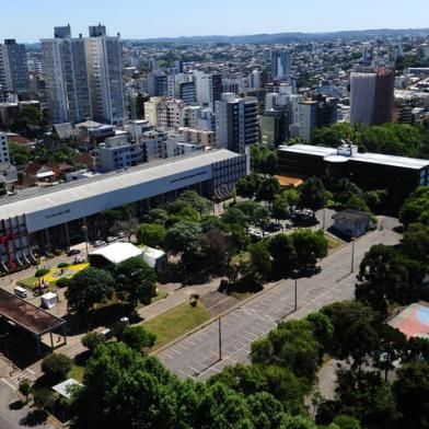 CAXIAS DO SUL, RS, BRASIL, 23/12/2019. Vista aérea do Largo da Prefeitura, ainda com os enfeites natalinos. À esquerda o prédio da Prefeitura Municipal de Caxias e ao fundo à direita, o prédio da Câmara de Vereadores. (Porthus Junior/Agência RBS)<!-- NICAID(14368326) -->