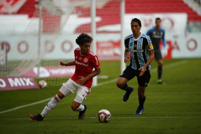 Grêmio goleia Internacional e tem vantagem para jogo de volta da