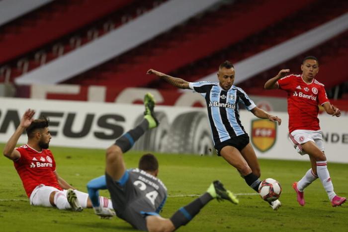 Grêmio goleia Internacional e tem vantagem para jogo de volta da