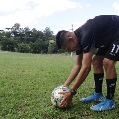 CAXIAS DO SUL, RS, BRASIL, 18/12/2020 - Alessandro Alves da Silva, menino que está arrecadando dinheiro para ir para Portugal fazer testes e tentar a carreira de jogador de futebol, por isso pedi que levasse uma bola e fosse com uniforme de treino. A família é super humilde e conta com muita ajuda para tentar realizar esse sonho. (Marcelo Casagrande/Agência RBS)<!-- NICAID(14672491) -->