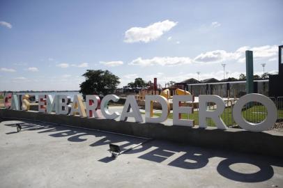 PORTO ALEGRE, RS, BRASIL, 18-05-2021: Estrutura do Embarcadero, projeto que contempla restaurantes e outros estabelecimentos, e começa a operar parcialmente a partir de hoje, com os primeiros clientes agendados. (Foto: Mateus Bruxel / Agência RBS)<!-- NICAID(14786032) -->