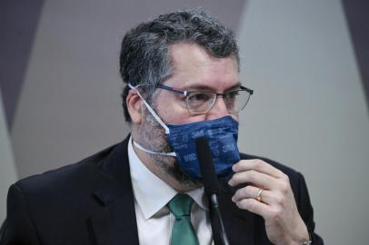 ComissÃ£o Parlamentar de InquÃ©rito da Pandemia (CPIPANDEMIA) realiza oitiva do ex-ministro das RelaÃ§Ãµes Exteriores. O objetivo Ã© obter explicaÃ§Ãµes sobre a conduÃ§Ã£o da diplomacia brasileira durante a crise sanitÃ¡ria provocada pela covid-19. A ComissÃ£o Parlamentar de InquÃ©rito investiga aÃ§Ãµes do governo federal no enfrentamento da pandemia e aplicaÃ§Ã£o de recursos da UniÃ£o transferidos para estados, Distrito Federal e municÃ­pios para essa finalidade. A reuniÃ£o acontece no formato semipresencial por decisÃ£o do presidente do Senado Federal. Ã mesa, ex-ministro das RelaÃ§Ãµes Exteriores, Ernesto AraÃºjo.Foto: Edilson Rodrigues/ Agência Senado / DivulgaçãoLocal: BrasÃ­liaIndexador: Edilson RodriguesFonte: AgÃªncia SenadoFotógrafo: e<!-- NICAID(14786146) -->