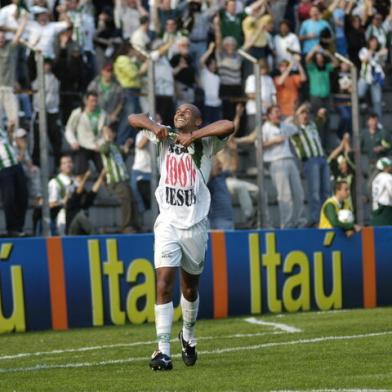 Leonardo Manzi, jogador do Juventude, comemora seu gol na partida contra o Atlético Paranaense válida pelo Campeonato Brasileiro 2003. Fonte: Agência RBS<!-- NICAID(1488276) -->