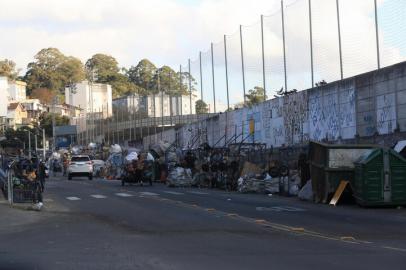 CAXIAS DO SUL, RS, BRASIL, 17/05/2021 - [15:32, 17/05/2021] Leonardo Lopes: Rua Cristóforo Randon, no Euzébio, problema com os recicladores. Os moradores seguem reclamando da sujeira e da baderna no local. A prefeitura debate um novo projeto, deve tirar eles de lá e colocar em um pavilhão estruturado. Moradores tem medo, parece que traficantes e usuários estão envolvidos. (Marcelo Casagrande/Agência RBS)<!-- NICAID(14785431) -->