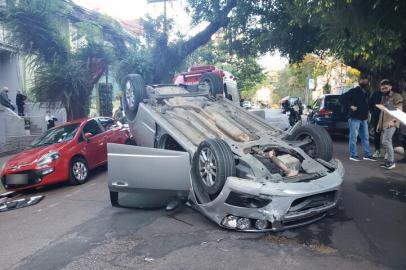 Carro capota em acidente envolvendo cinco veículos no bairro Moinhos de Vento, em Porto Alegre.<!-- NICAID(14786757) -->