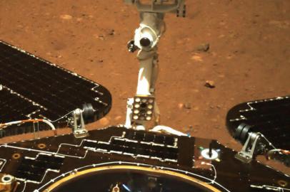 This picture released on May 19, 2021, by the China National Space Administration (CNSA) via CNS shows an image taken by the navigation camera of Chinas Zhurong rover on the surface of Mars, showing the rovers solar panels and antenna, after it landed on Mars on May 15, 2021. (Photo by - / CNS/CNSA / AFP) / China OUTEditoria: SCILocal: In spaceIndexador: -Secao: space programmeFonte: CNS/CNSAFotógrafo: STR<!-- NICAID(14787452) -->