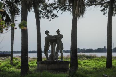 PORTO ALEGRE, RS, BRASIL - 25.08.2020 - Praça Edgar Schmidt, que é separada da cidade pelo Muro da Mauá e a linha da Trensurb. A praça já foi assunto de nota do Paulo Germano em 2017. (Foto: Isadora Neumann/Agencia RBS)Indexador: ISADORA NEUMANN<!-- NICAID(14576202) -->