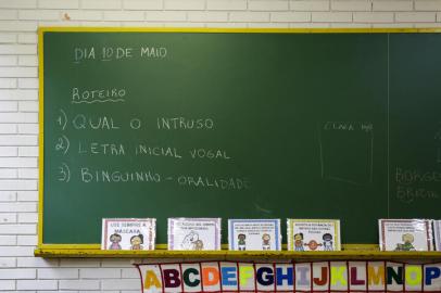 PORTO ALEGRE, RS, BRASIL, 10-05-2021: Aula presencial da turma do primeiro ano do ensino fundamental com a professora Adriana Paza, na EMEF Neusa Goulart Brizola. Apenas duas alunas dos 19 estudantes da turma aderiram ao ensino presencial. (Foto: Mateus Bruxel / Agencia RBS)Indexador: Mateus Bruxel<!-- NICAID(14779277) -->