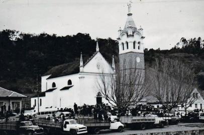 Campanário de Otávio Rocha, inaugurado em 22 de maio de 1921, completa 100 anos. Na foto:Anos 1960: a Casa Canônica, a Igreja Matriz São Marcos, o campanário (com a estátua do Cristo Redentor) e o salão paroquial da comunidade de Otávio Rocha, distrito de Flores da Cunha.<!-- NICAID(14787743) -->