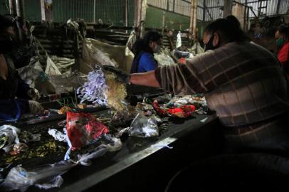 CAXIAS DO SUL, RS, BRASIL, 11/05/2021 - Foto para pauta das associações de recicladores que estão com dificuldade de receber material por parte da Codeca, que também tem problemas para retirada de material que sobra das reciclagens, que não pode ser reciclado. (Marcelo Casagrande/Agência RBS)<!-- NICAID(14779974) -->