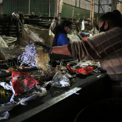 CAXIAS DO SUL, RS, BRASIL, 11/05/2021 - Foto para pauta das associações de recicladores que estão com dificuldade de receber material por parte da Codeca, que também tem problemas para retirada de material que sobra das reciclagens, que não pode ser reciclado. (Marcelo Casagrande/Agência RBS)<!-- NICAID(14779974) -->