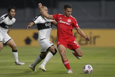 Paraguays Olimpia Richard Ortiz (L) and Brazils Internacional Caio Vidal vie for the ball during the Copa Libertadores football tournament group stage match at the Manuel Ferreira Stadium in Asuncion on May 20, 2021. (Photo by Cesar Olmedo / various sources / AFP)Editoria: SPOLocal: AsuncionIndexador: CESAR OLMEDOSecao: soccerFonte: AFPFotógrafo: STR<!-- NICAID(14788964) -->