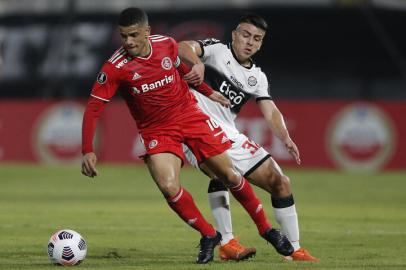 Brazils Internacional Taison (L) and Paraguays Olimpia Braian Ojeda vie for the ball during the Copa Libertadores football tournament group stage match at the Manuel Ferreira Stadium in Asuncion on May 20, 2021. (Photo by Cesar Olmedo / POOL / AFP)Editoria: SPOLocal: AsuncionIndexador: CESAR OLMEDOSecao: soccerFonte: POOLFotógrafo: STR<!-- NICAID(14789068) -->