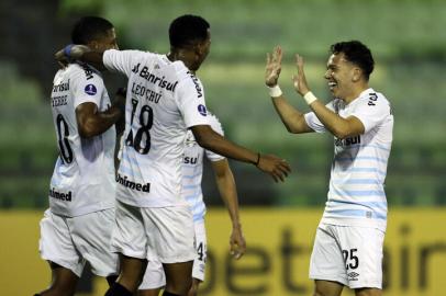 Brazils Gremio Pepe (R) celebrates with teammates after scoring against Venezuelas Aragua during the Copa Sudamericana football tournament group stage match at the UCV Olympic Stadium in Caracas, on May 20, 2021. (Photo by MANAURE QUINTERO / POOL / AFP)Editoria: SPOLocal: CaracasIndexador: MANAURE QUINTEROSecao: soccerFonte: POOLFotógrafo: STR<!-- NICAID(14789107) -->