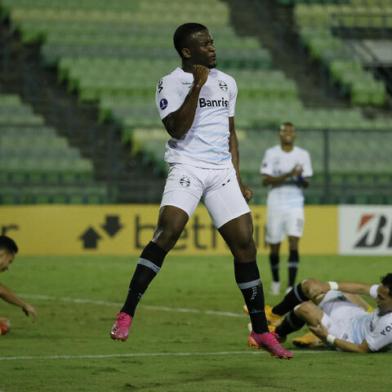 Brazils Gremio Elias Manoel celebrates after scoring against Venezuelas Aragua during the Copa Sudamericana football tournament group stage match at the UCV Olympic Stadium in Caracas, on May 20, 2021. (Photo by MANAURE QUINTERO / various sources / AFP)Editoria: SPOLocal: CaracasIndexador: MANAURE QUINTEROSecao: soccerFonte: AFPFotógrafo: STR<!-- NICAID(14789127) -->