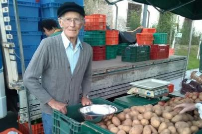 Avelino Rossi (1934-2020), um dos precursores da Feira Ecológica de Caxias, que em maio de 2021 completa 23 anos funcionamento. Na foto, seu Avelino comercializando seus produtos na Feira, junto à Estação Férrea.<!-- NICAID(14788521) -->