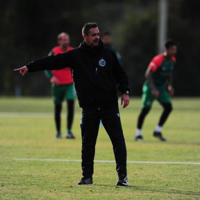 CAXIAS DO SUL, RS, BRASIL, 14/05/2021. Treino do Juventude no CT. O Juventude se prepara para a série A do campeonato brasileiro 2021. Na foto, técnico Marquinhos Santos. (Porthus Junior/Agência RBS)Indexador:                                 <!-- NICAID(14783934) -->