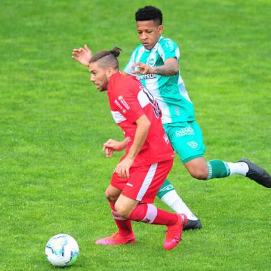 CAXIAS DO SUL, RS, BRASIL, 17/09/2020. Juventude x CRB, jogo válido pela quarta fase da Copa do Brasil 2020 realizado no estádio Alfredo Jaconi. Na foto, meia Gustavo Bochecha (D). (Porthus Junior/Agência RBS)<!-- NICAID(14594966) -->