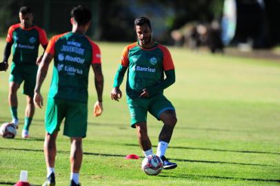 CAXIAS DO SUL, RS, BRASIL, 21/04/2021. Treino do Juventude no CT. OJu se prepara para a última rodada da primera fase do campeonato gaúcho 2021. Na foto, Michel Macedo, novo lateral direito do Juventude. (Porthus Junior/Agência RBS)<!-- NICAID(14763737) -->