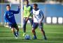 Douglas Costa participa de primeiro treino com bola no retorno ao Grêmio