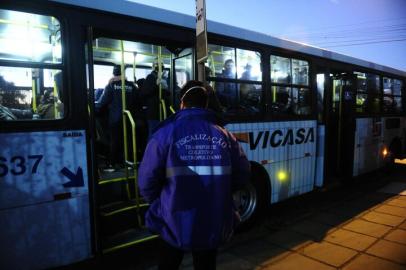 CANOAS,RS,BRASIL.2021,0525.Equipe de fiscalizaçãp da Metroplan atua diariamente na Região Metropolitna e em outras cidades do estado,são 30 fiscais do Rio Grande do Sul, paracumprir as fiscalizaçõe.(RONALDO BERNARDI/AGENCIA RBS).<!-- NICAID(14791797) -->