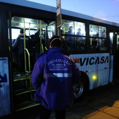 CANOAS,RS,BRASIL.2021,0525.Equipe de fiscalizaçãp da Metroplan atua diariamente na Região Metropolitna e em outras cidades do estado,são 30 fiscais do Rio Grande do Sul, paracumprir as fiscalizaçõe.(RONALDO BERNARDI/AGENCIA RBS).<!-- NICAID(14791797) -->