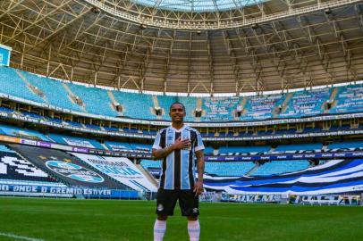 Douglas Costa em visita à Arena<!-- NICAID(14792521) -->