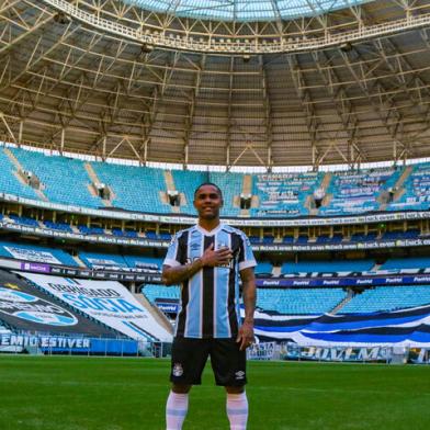 Douglas Costa em visita à Arena<!-- NICAID(14792521) -->