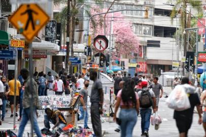 PORTO ALEGRE, RS, BRASIL - 02.04.2021 - Comércio na sexta-feira santa no centro de Porto Alegre. (Foto: Lauro Alves/Agencia RBS)<!-- NICAID(14749137) -->