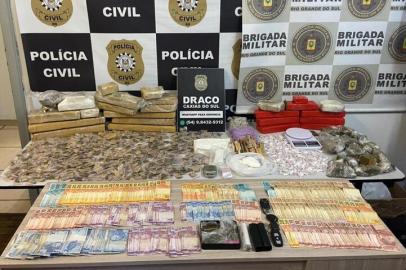 Em operação conjunta, policiais da DRACO de Caxias do Sul, 4º BPCHOQUE, cumpriram um mandado de busca e apreensão na cidade de Caxias do Sul em um apartamentos Desvio Rizzo e dois no bairro Vila Amélia.<!-- NICAID(14794432) -->