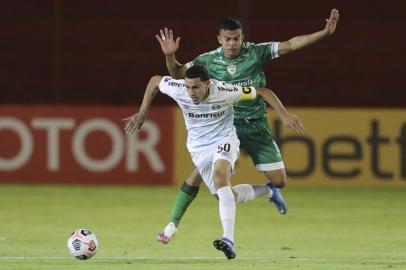 Brazils Gremio Victor Bobsin (front) and Colombias Equidad William Duarte vie for the ball during the Copa Sudamericana football tournament group stage match at the Bellavista stadium in Ambato, Ecuador, on May 27, 2021. (Photo by Dolores Ochoa / POOL / AFP)Editoria: SPOLocal: AmbatoIndexador: DOLORES OCHOASecao: soccerFonte: POOLFotógrafo: STR<!-- NICAID(14794800) -->