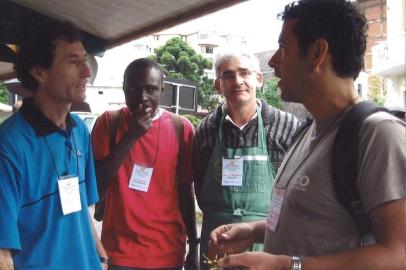 Marcos Palmeira na Feira Ecológica de Caxias em 24 de fevereiro de 2007, com o sócio senegalês Aly Ndiaye e os feirantes/produtores rurais Antônio Rossi (de azul) e Cladimir Antônio Michelli (ao centro).<!-- NICAID(14789790) -->