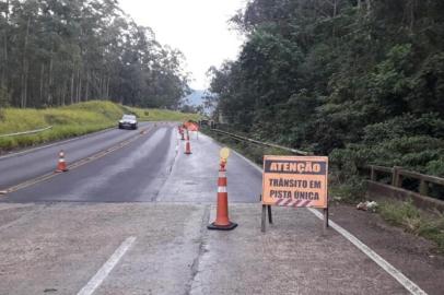 Interrupção parcial na Rota do Sol continua e Daer alerta para risco de novos deslizamentos devido à chuva<!-- NICAID(14795155) -->