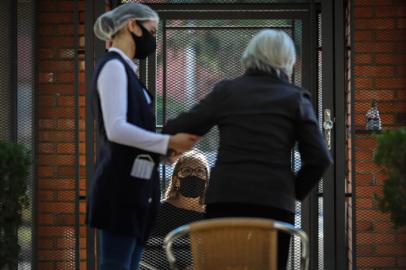 PORTO ALEGRE, RS, BRASIL - 26.05.2021 - Visita a idosos lares depois da vacinação contra a covid-19. Na foto, Magda Pesce visita a sogra Norinha Pesce, na Hospedaria San Remo, em Porto Alegre. (Foto: Anselmo Cunha/Agencia RBS)<!-- NICAID(14793448) -->