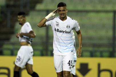 Brazils Gremio Ricardinho celebrates after scoring against Venezuelas Aragua during the Copa Sudamericana football tournament group stage match at the UCV Olympic Stadium in Caracas, on May 20, 2021. (Photo by MANAURE QUINTERO / POOL / AFP)Editoria: SPOLocal: CaracasIndexador: MANAURE QUINTEROSecao: soccerFonte: POOLFotógrafo: STR<!-- NICAID(14789040) -->