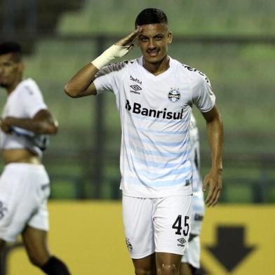 Brazils Gremio Ricardinho celebrates after scoring against Venezuelas Aragua during the Copa Sudamericana football tournament group stage match at the UCV Olympic Stadium in Caracas, on May 20, 2021. (Photo by MANAURE QUINTERO / POOL / AFP)Editoria: SPOLocal: CaracasIndexador: MANAURE QUINTEROSecao: soccerFonte: POOLFotógrafo: STR<!-- NICAID(14789040) -->