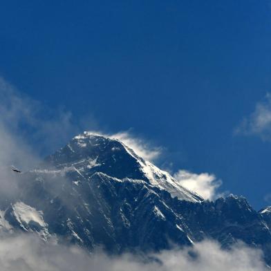 Mount Everest (height 8848 metres) is seen in the Everest region, some 140 km northeast of Kathmandu, on May 27, 2019. (Photo by PRAKASH MATHEMA / AFP)Editoria: LIFLocal: EverestIndexador: PRAKASH MATHEMASecao: tourismFonte: AFPFotógrafo: STR<!-- NICAID(14098465) -->