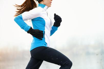 Running athlete in winterRunning athlete woman sprinting during winter training outside in cold snow weather. Close up showing speed and movement.Fonte: 47259387<!-- NICAID(14797074) -->